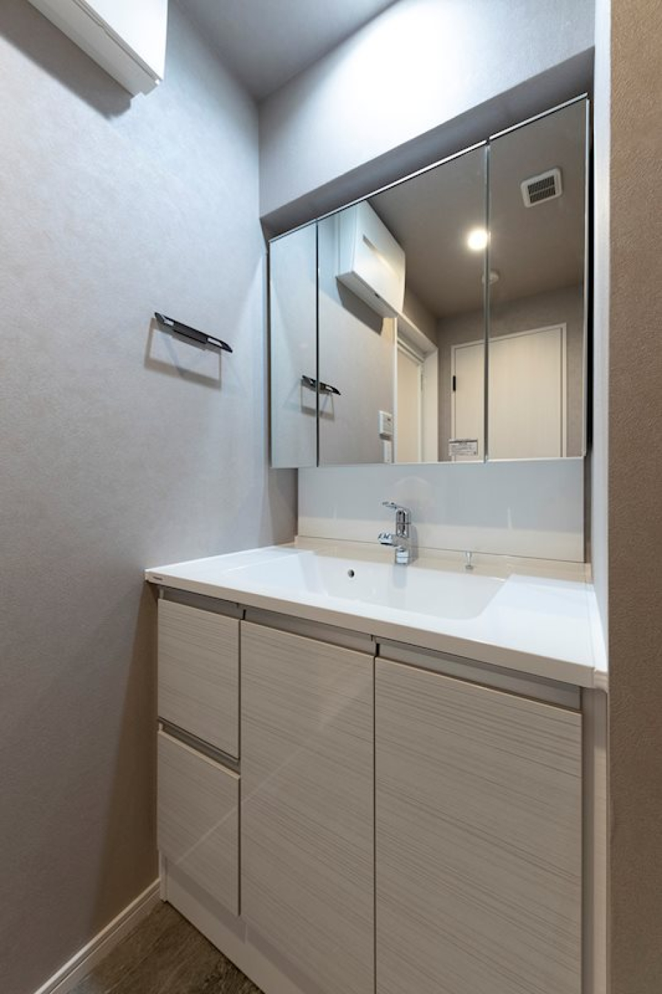 ワイドサイズで身支度しやすい洗面化粧台