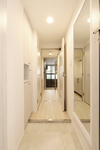 玄関にはファッションチェックに欠かせない全身鏡がついています