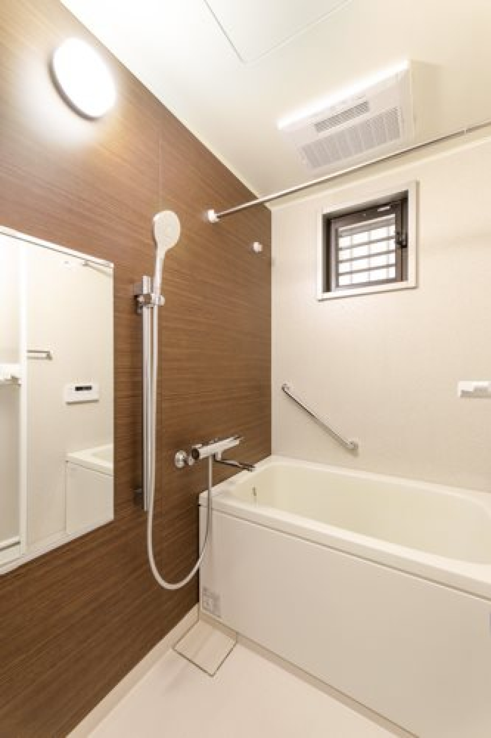 浴室乾燥機付きのバスルーム