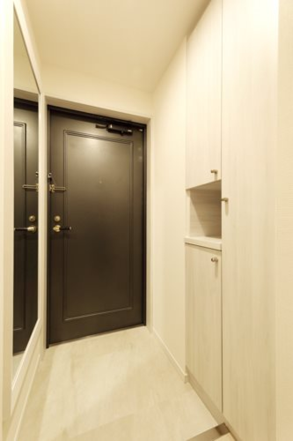 シューズボックスは上下段に分かれていて、間は鍵やインテリア小物を置けそう