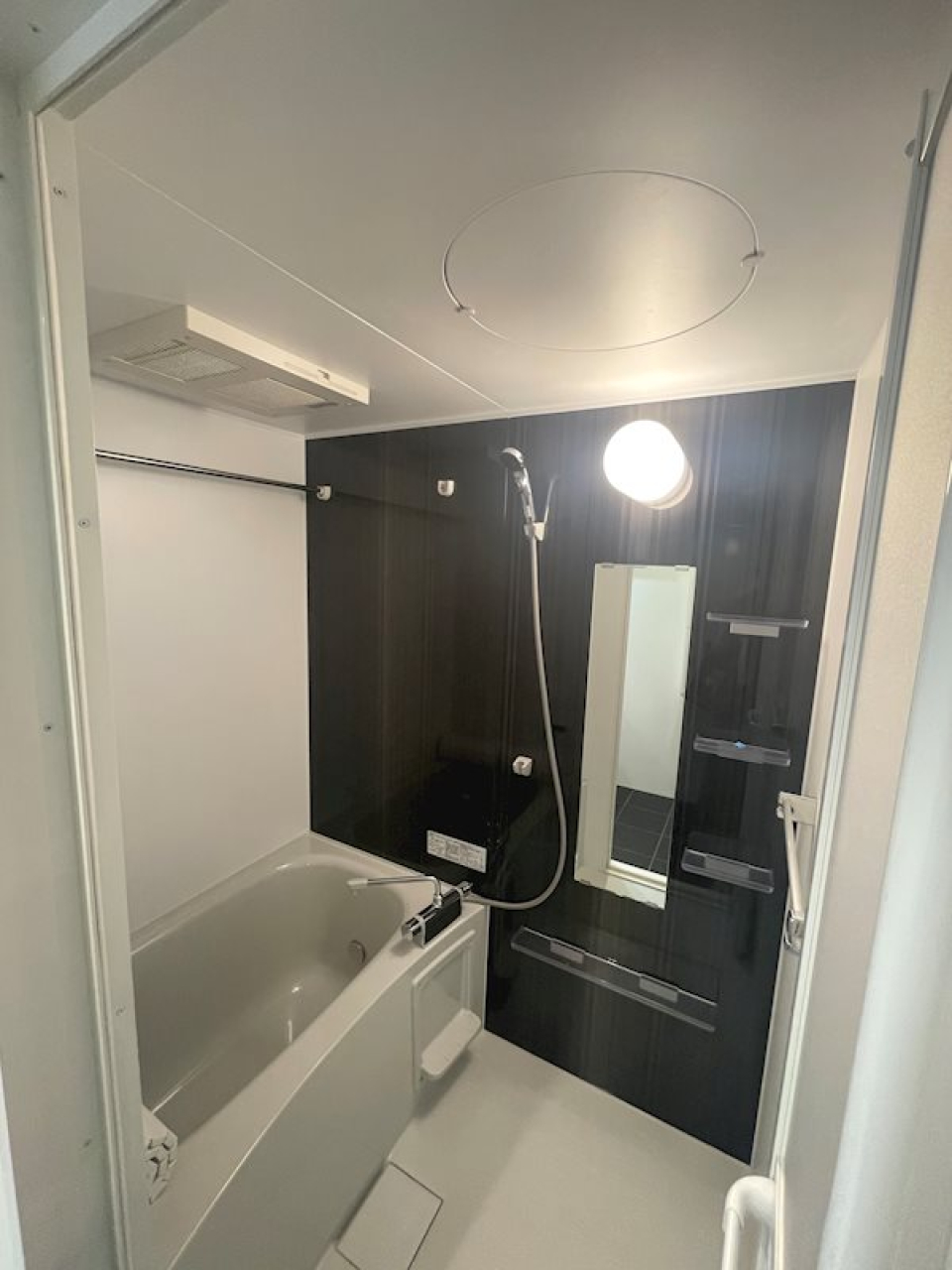 浴室乾燥機付きのバスルーム