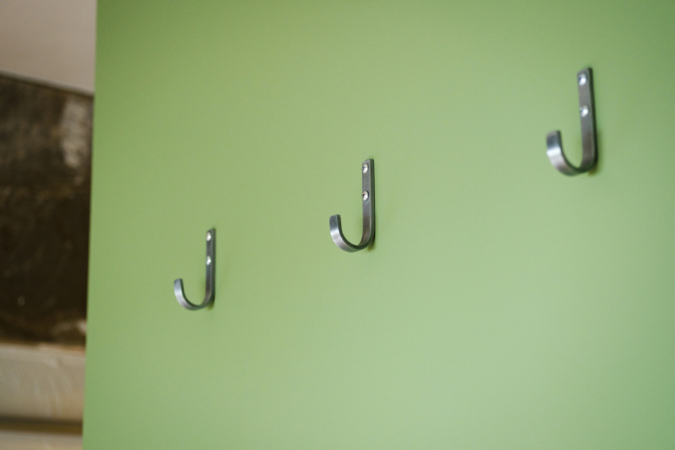 帽子やバッグ、コートを掛けられます