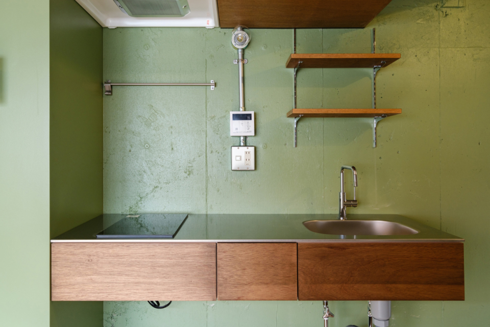 木とステンレスの組み合わせがスタイリッシュなキッチン