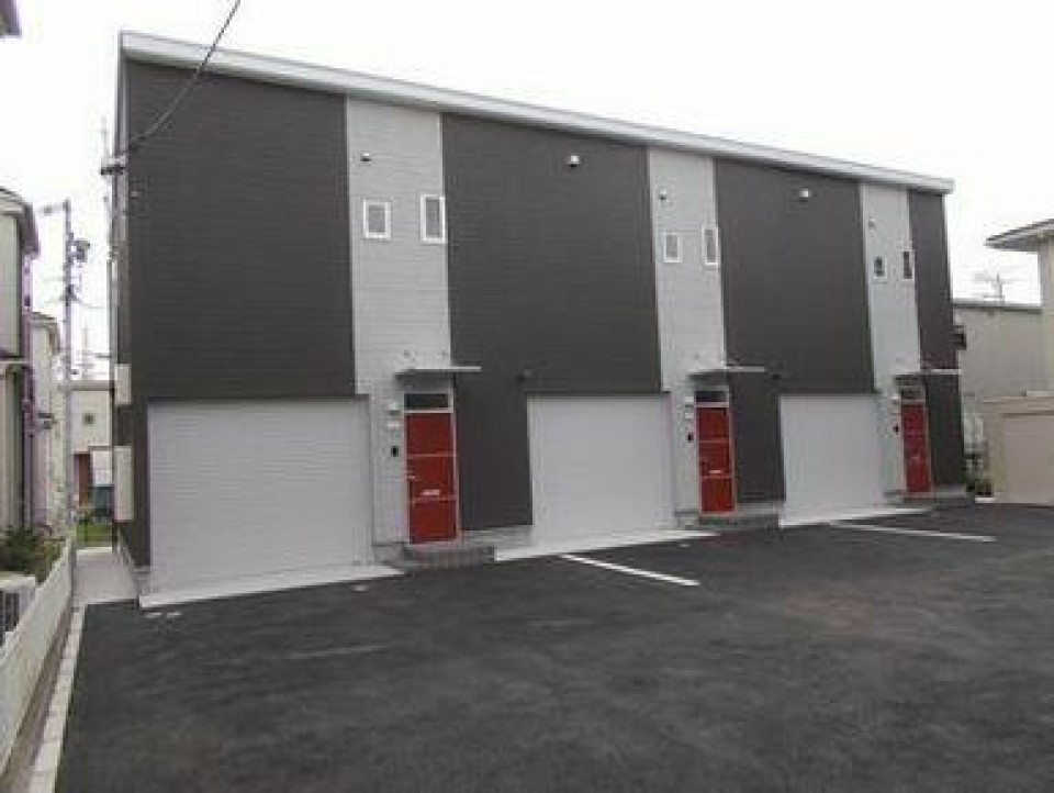 赤いドアが印象的なモダンな外観