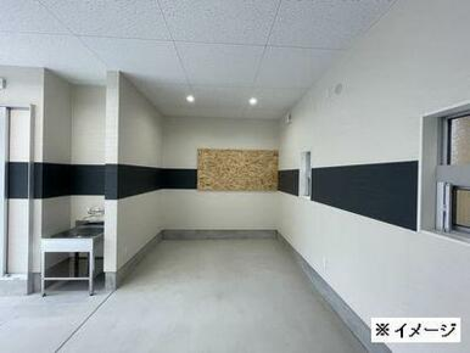 白基調で紺色のラインが可愛いガレージ