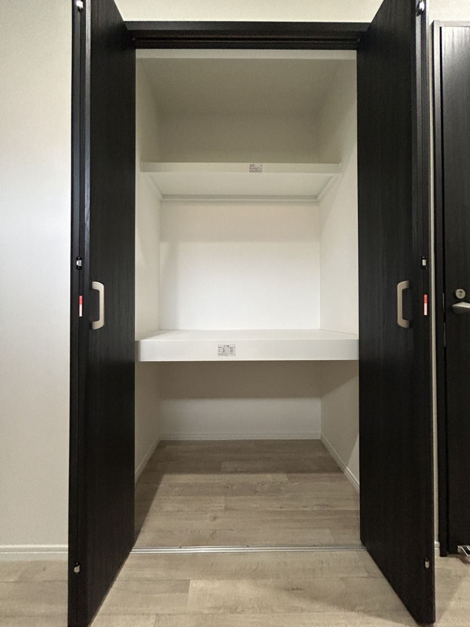 玄関すぐの収納はワイド1100、奥行き800。