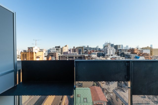 カウンターとして使える手すりに飲み物を置いて、くつろぎながら街を眺めたり
※写真は同タイプ住戸です