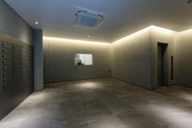 間接照明がムードあるエントランスロビー