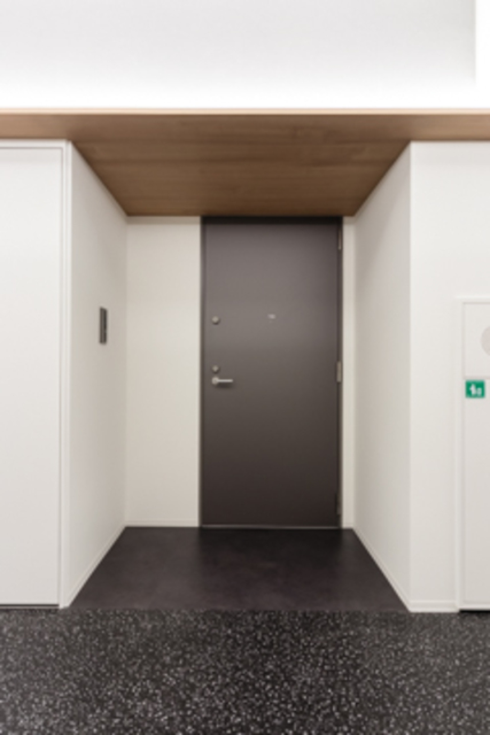 玄関扉はちょっと奥まったところにある形
※写真は同タイプ住戸です