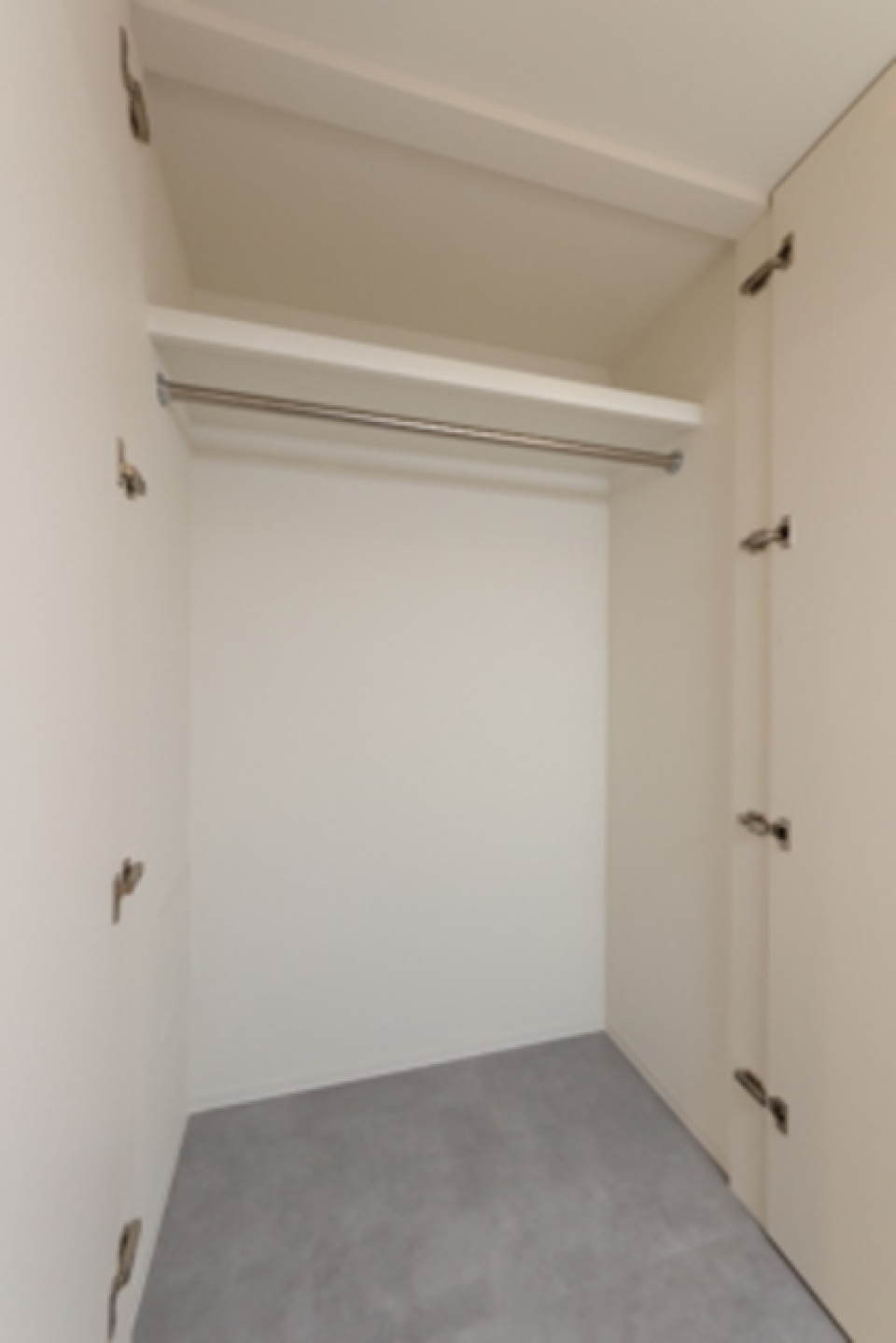 ハンガーパイプ付きのクローゼットは廊下に
※写真は同タイプ住戸です