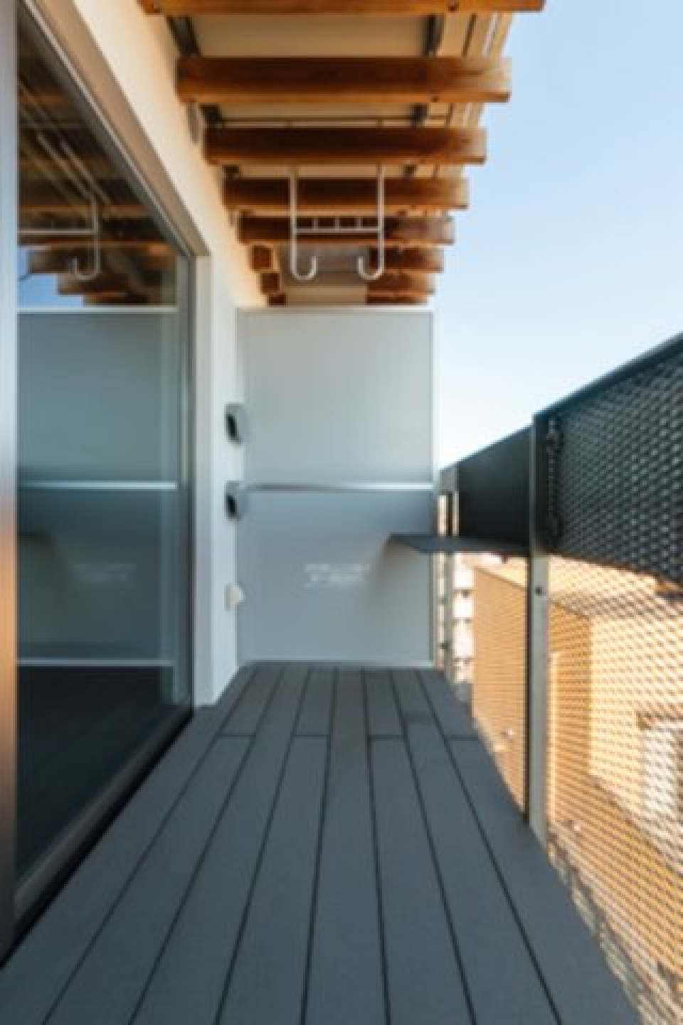 外の間、バルコニー。日本家屋を思わせる庇にぬくもりを感じる
※写真は同タイプ住戸です