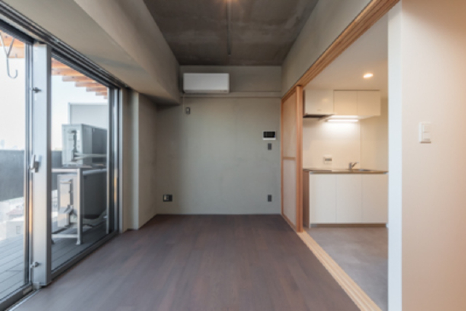 職人さんによる塗の壁と温かみある木材のコントラストがモダンで美しい
※写真は同タイプ住戸です