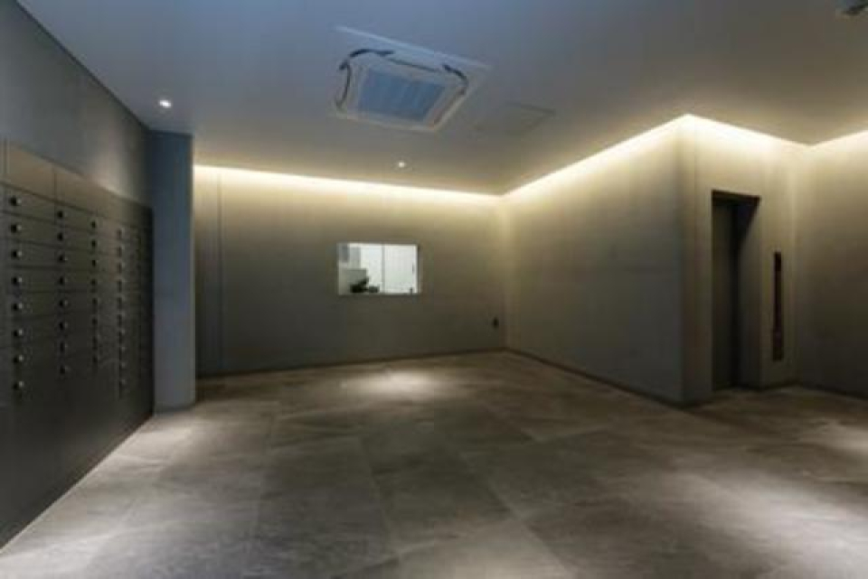 間接照明がムードあるエントランスロビー