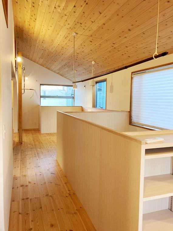 2階は節が綺麗な木の勾配天井