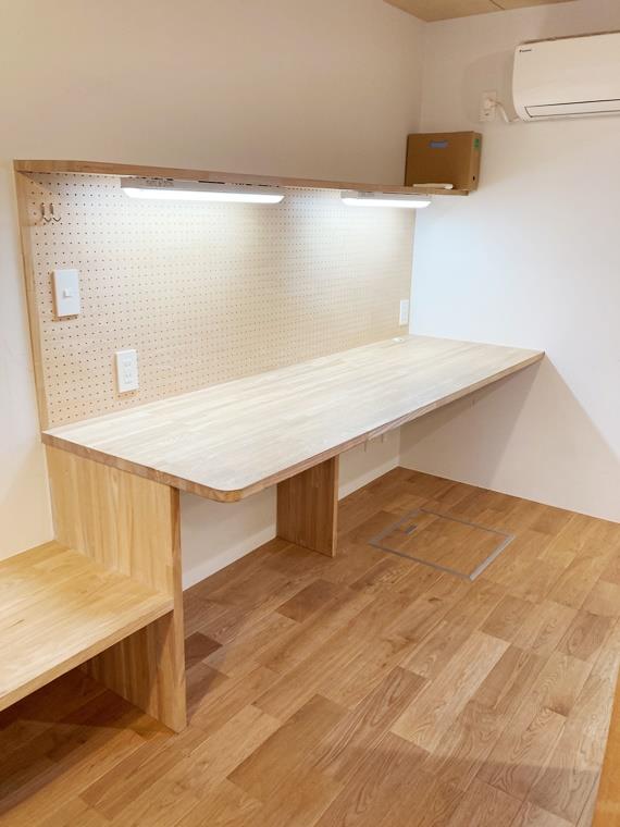 キッチンの横には造作デスクとベンチがあります