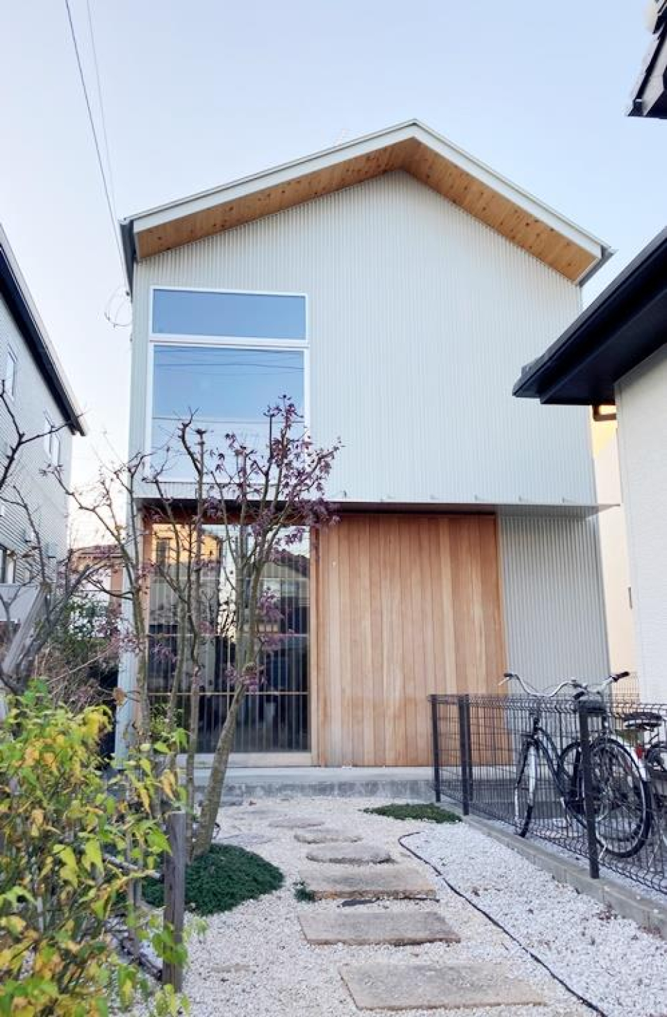 ホワイトのガルバリウムと天然木の相性が良い！