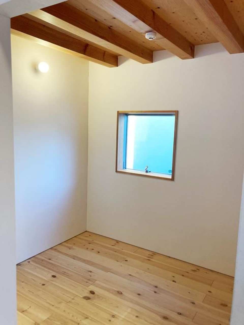 仕切りのないお部屋が2か所とドアのある洋室が1か所あり、実際には3LDKのような間取りです