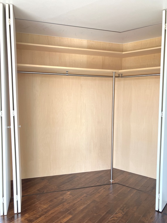 収納はハンガーポールです！