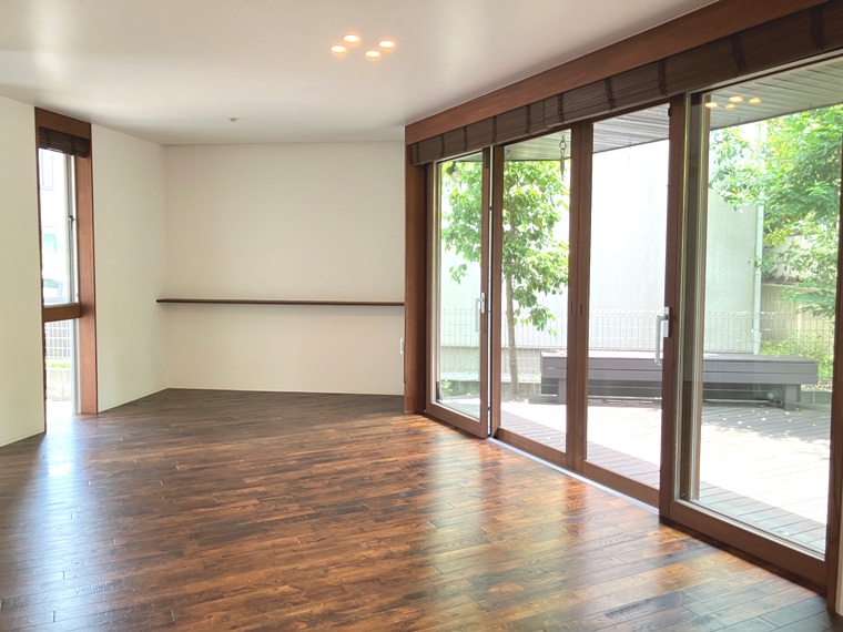 濃いブラウンの窓枠に、外からチラリと見える緑が素敵すぎる&hellip;！