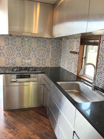 L字型のキッチン、本格仕様かつ可愛い！