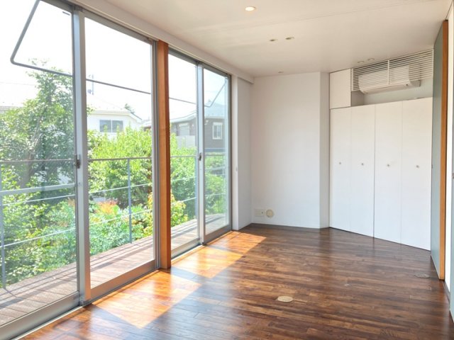 2階の洋室も窓が大きくて明るい！