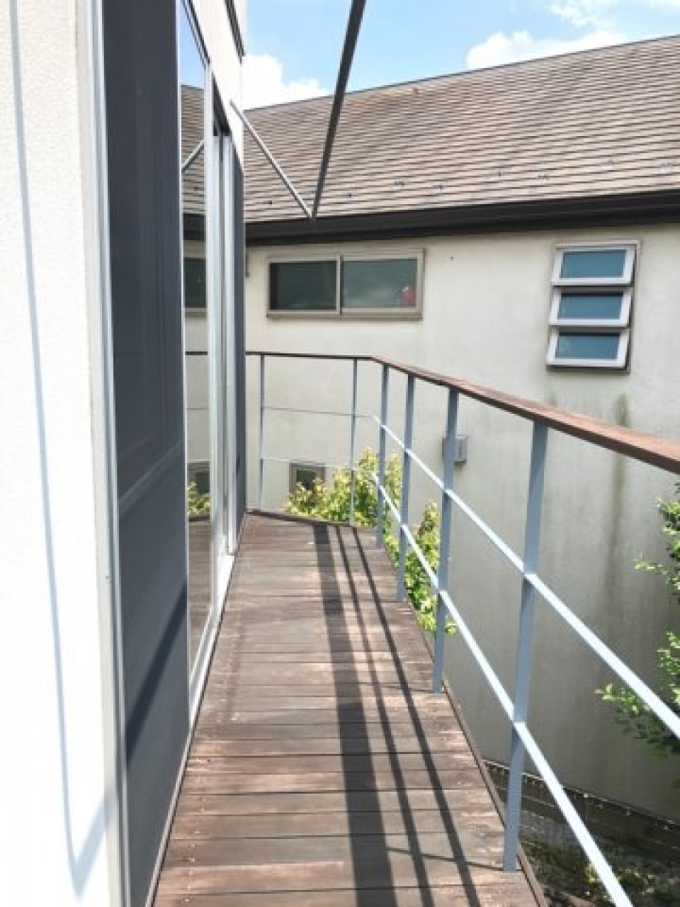 ベランダはウッドデッキ調で可愛い。