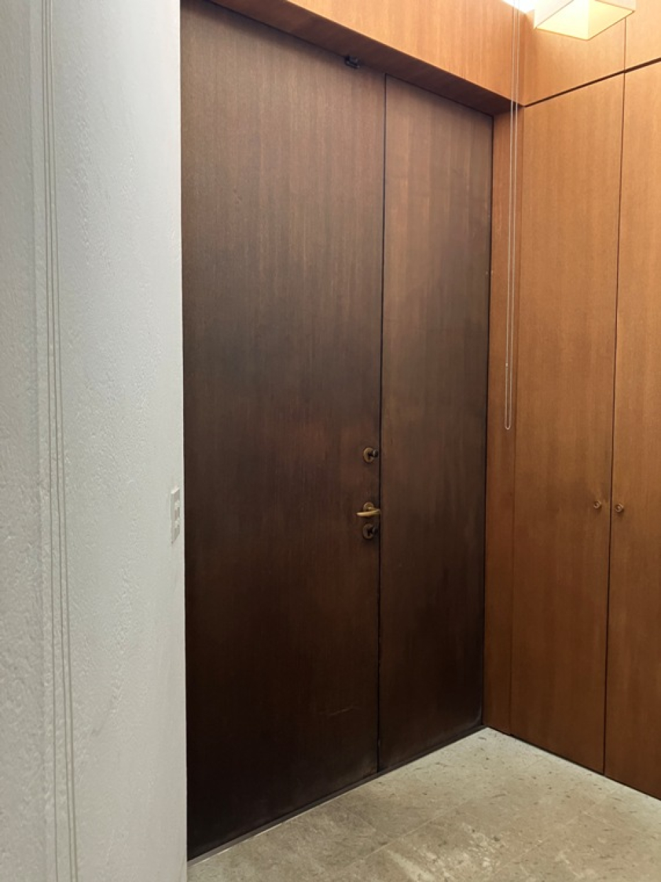 玄関はなんという無駄のないデザイン…！美しすぎて見惚れてしまいました。