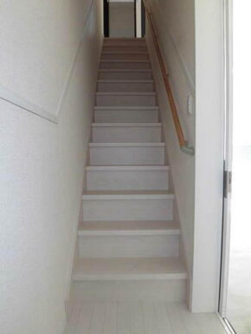 2階居住スペースに続く階段