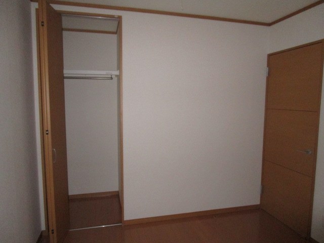 南側洋室　収納