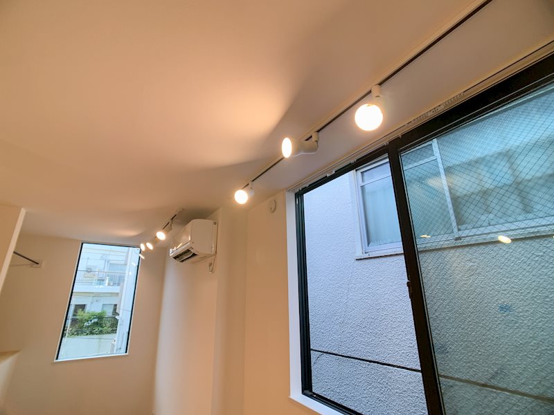 照明はライティングレールにスポットライトです