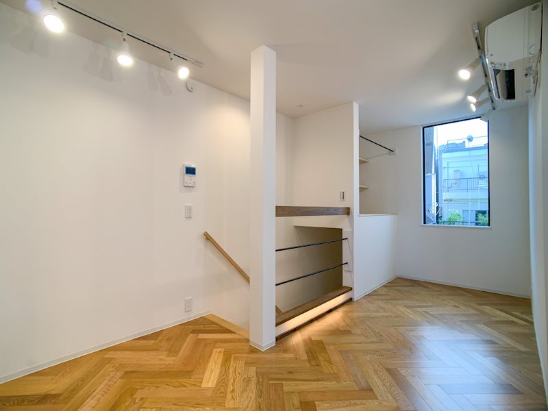 3面採光で広がりを感じられる空間です