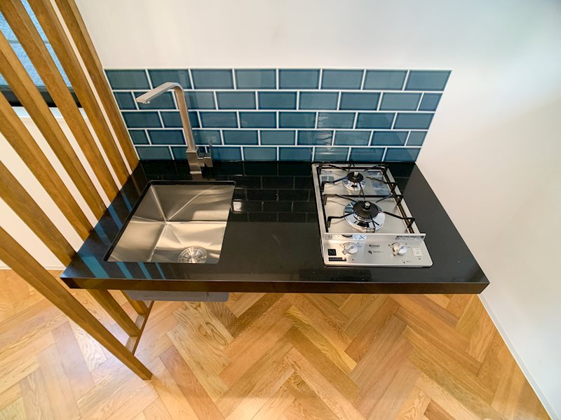 スタイリッシュな水栓にブルーのタイルが美しいです