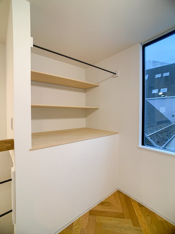 クローゼットはオープンタイプでコンパクトです