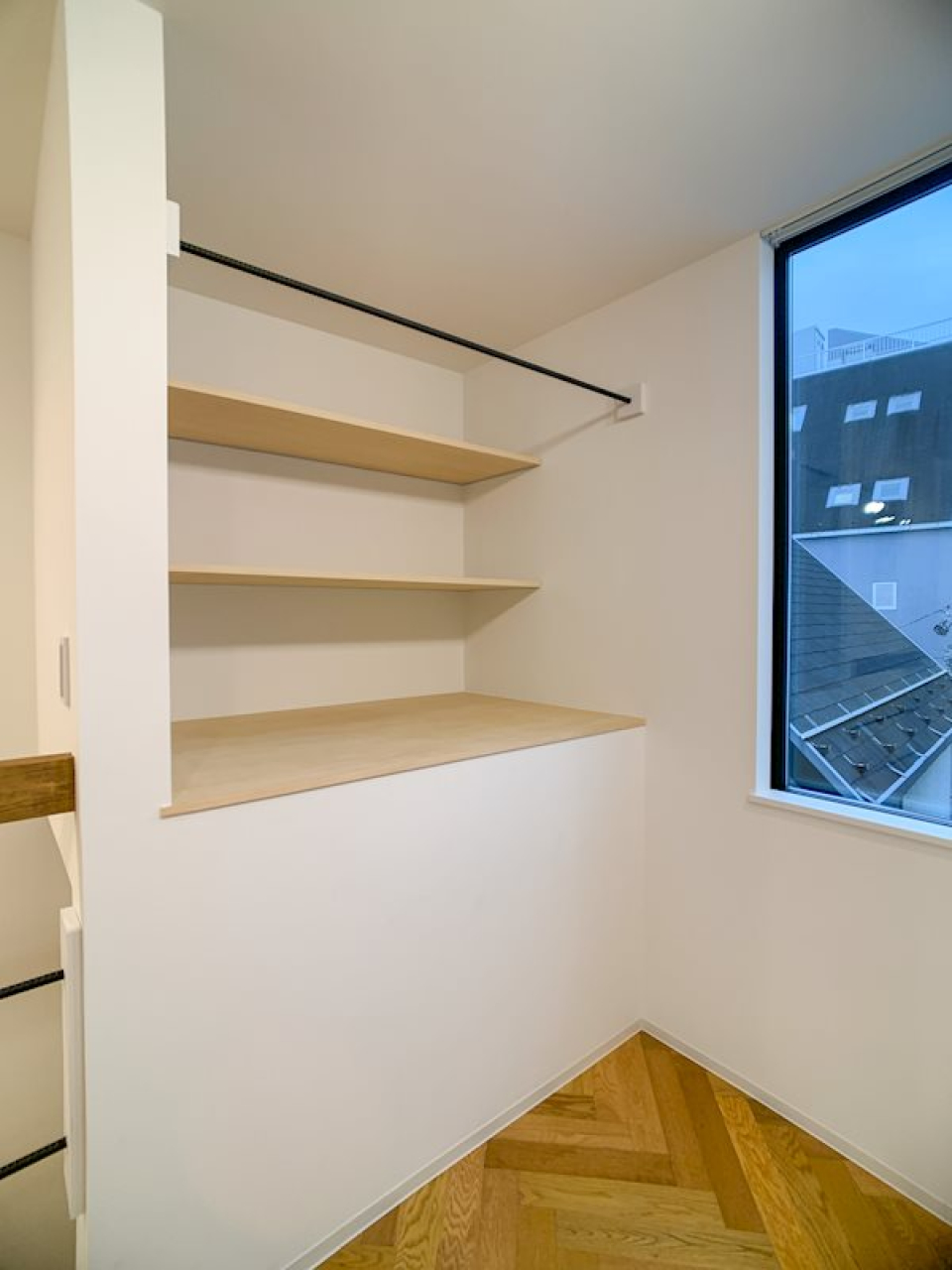 クローゼットはオープンタイプでコンパクトです