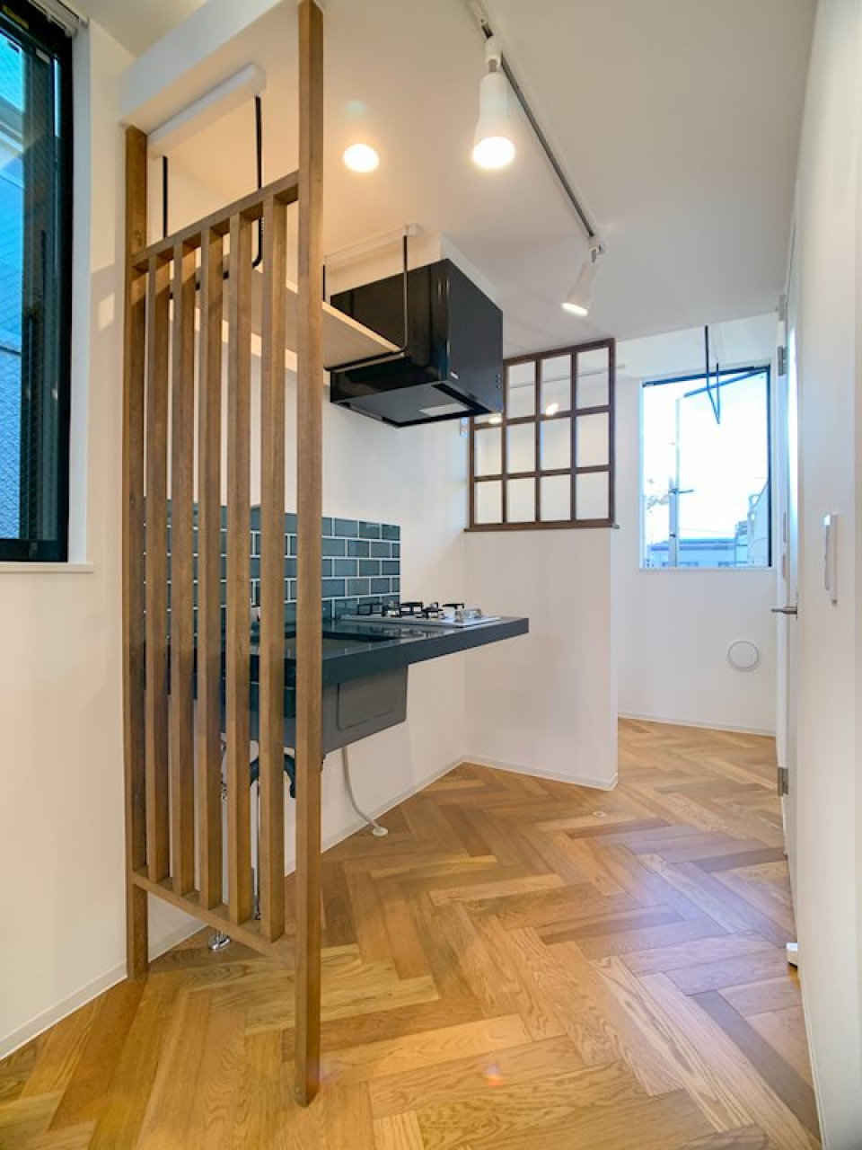 ルーバーでひっそり隠れようとしているキッチンが実は素敵すぎるんです