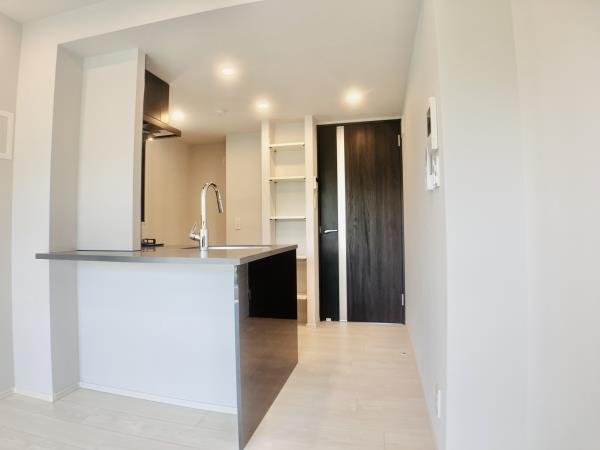 キッチンは対面式。背後に幅があるので、2人並んでお料理もできそう！