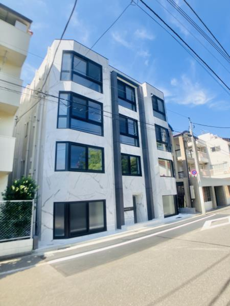 外観を見ても、窓が大きいことがよくわかります。