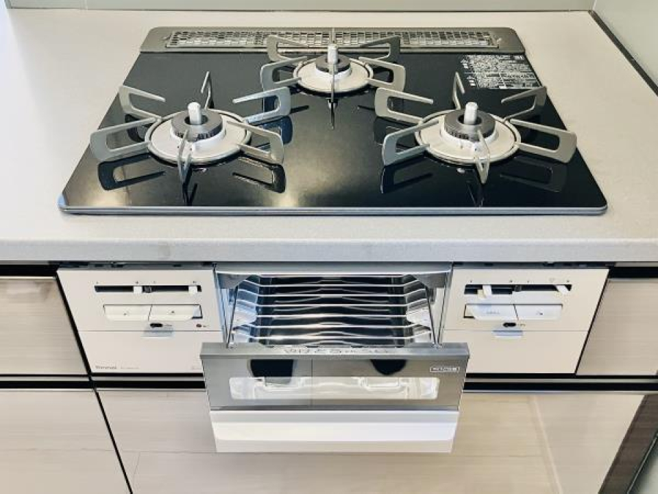 キッチンはもちろん、三口グリル付きのコンロです。