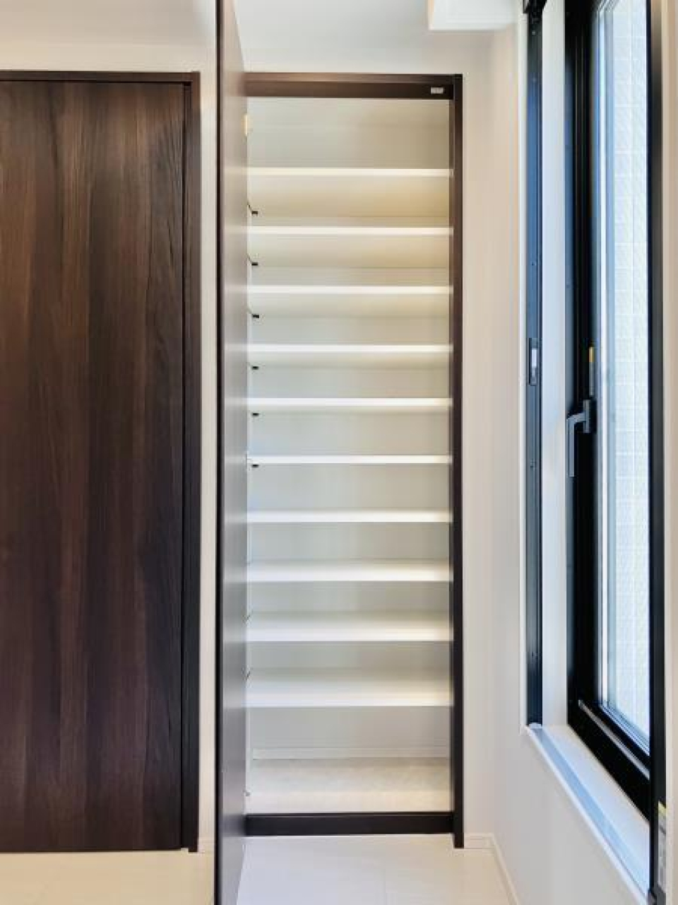 玄関正面に大容量のシューズボックスがあります。