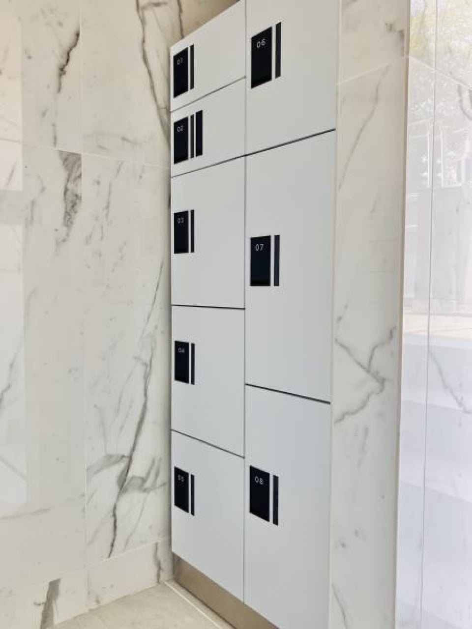 エントランスの宅配BOXも素敵なデザインです。