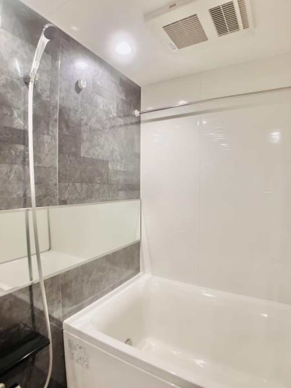 お風呂もゴージャスな内装。浴槽も広いですね。