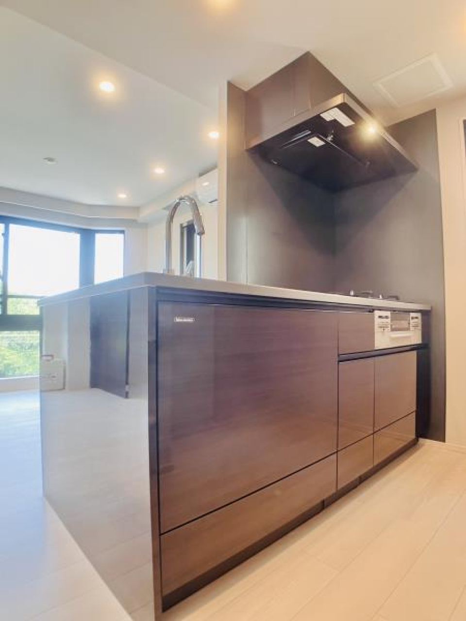 収納たっぷりなシステムキッチン。