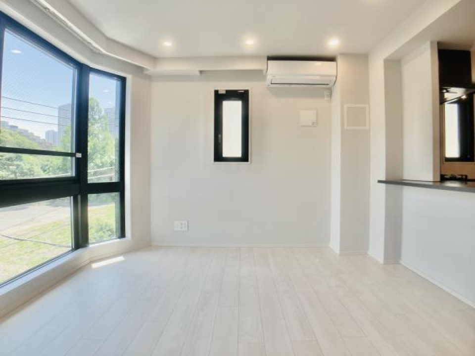 リビングの壁側・キッチンの壁側にも小窓がついています。