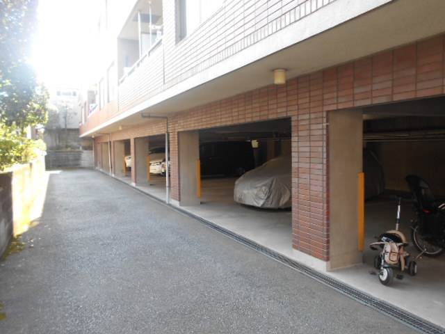 屋根、シャッター付駐車場