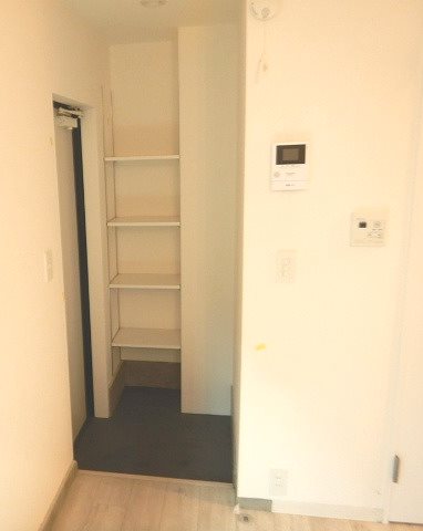 可動式のシューズボックスは手持ちの靴に合わせてピタッと収納できますね