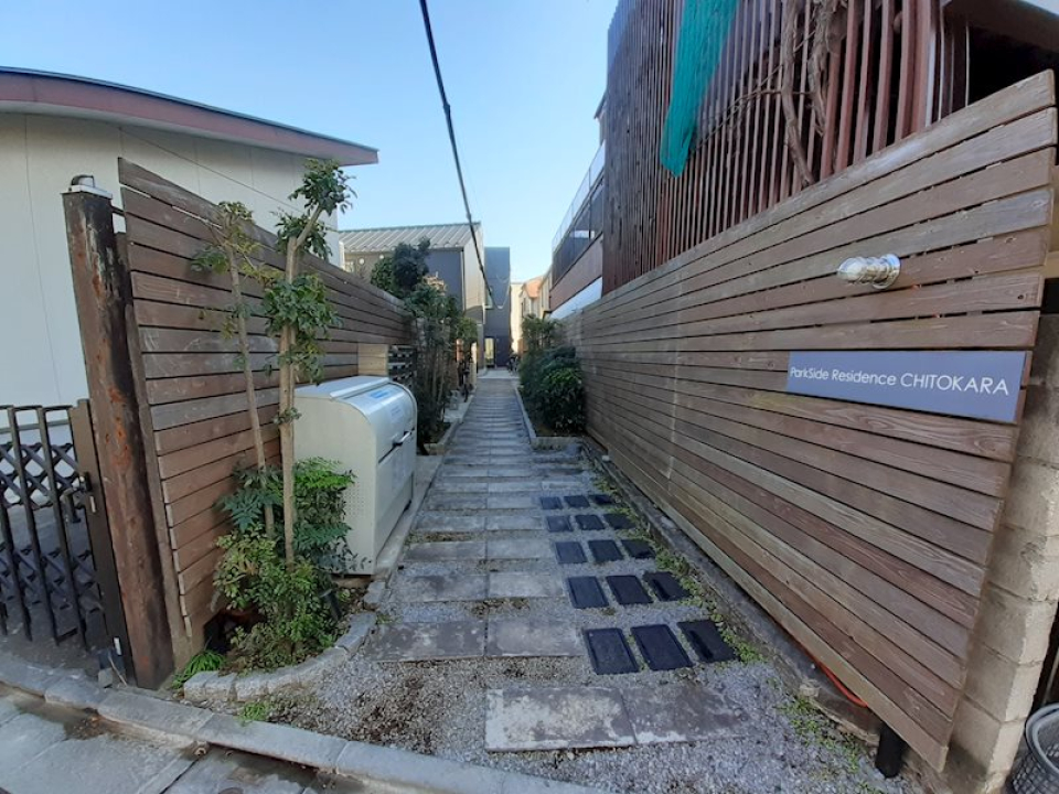 ウッドフェンスにいざなわれる小道を進むと…