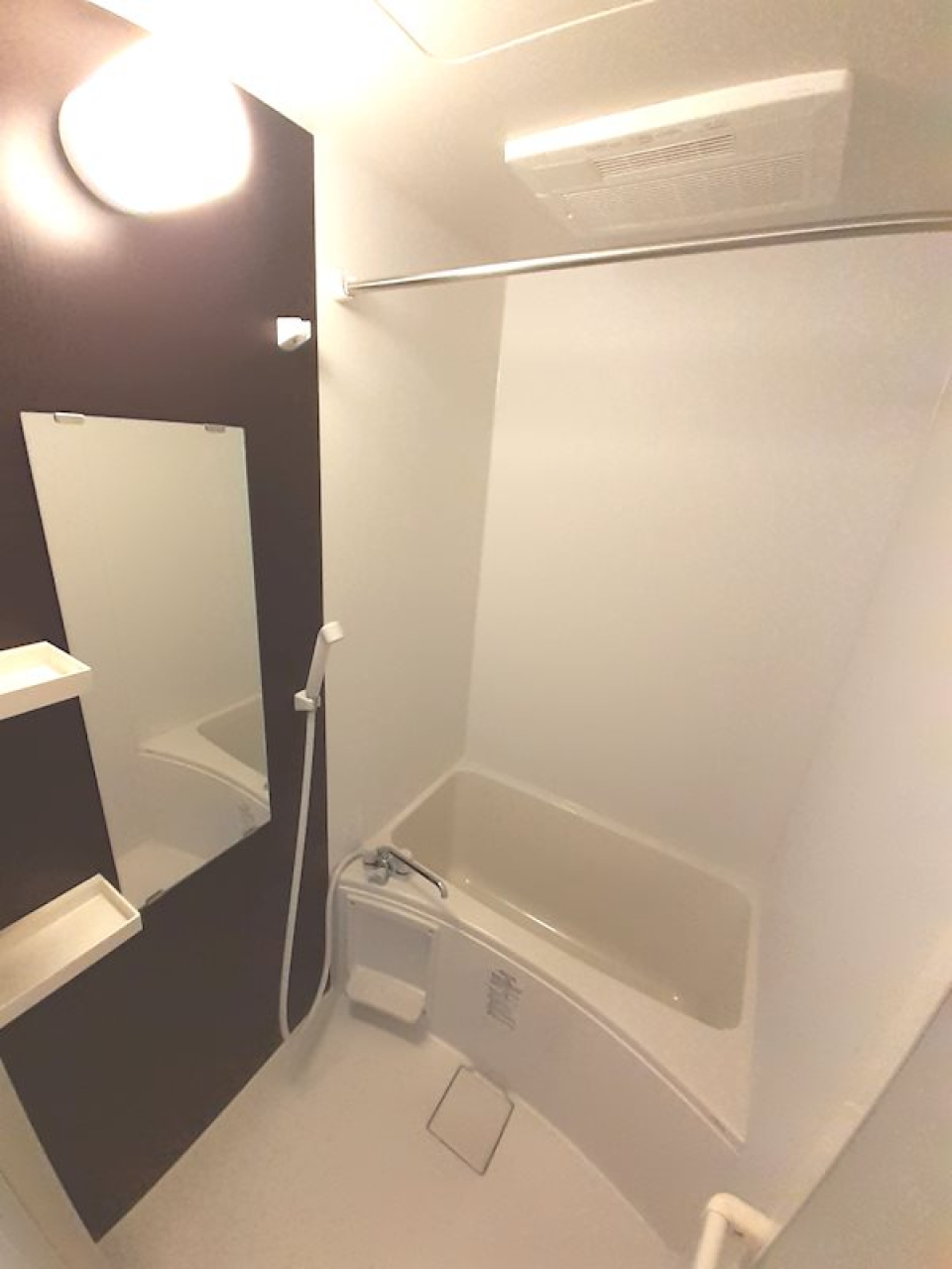 バスルームには浴室乾燥機付き