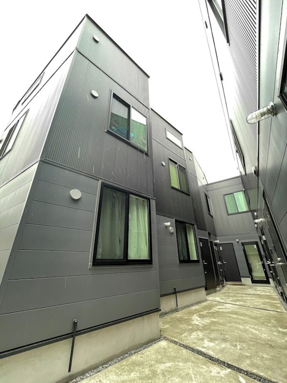 ブラックのスタイリッシュな外観にマリンランプの外灯が素敵