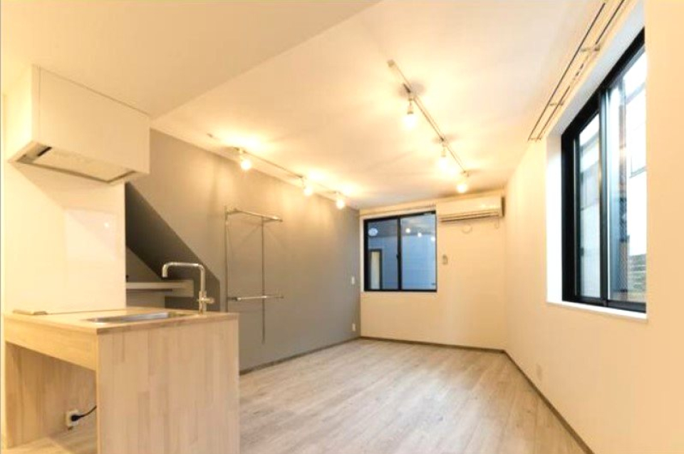 ブルーグレーのアクセントクロスに惹かれるワンルーム