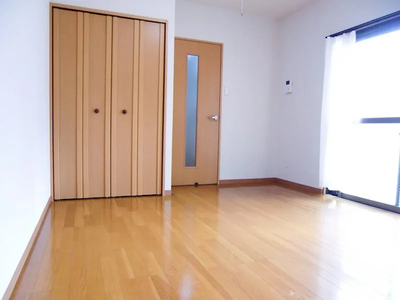 8.3帖のシンプルなリビング。